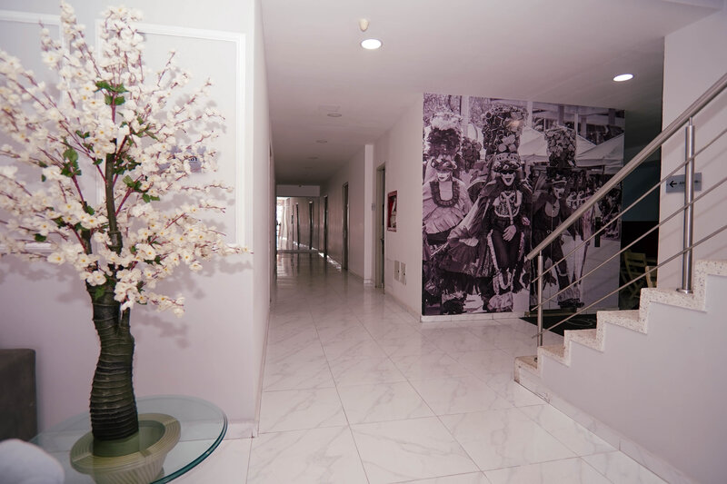 Pasillo con mural del Carnaval